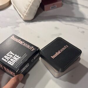 HUDA BEAUTY Easy Bake Powder in Banana Bread